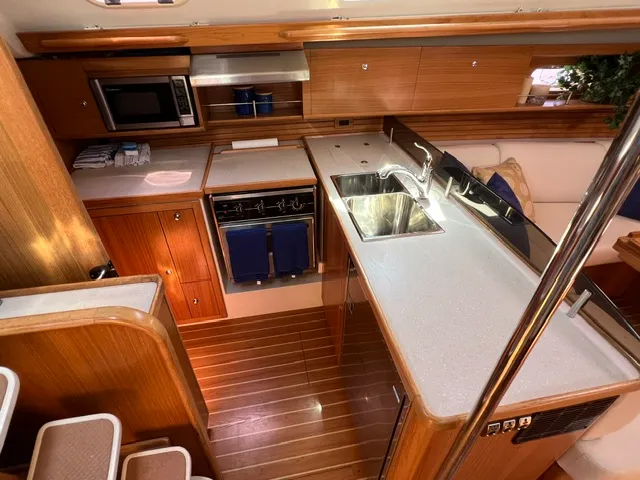 2010 Catalina 445