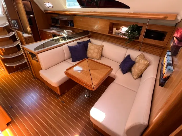 2010 Catalina 445
