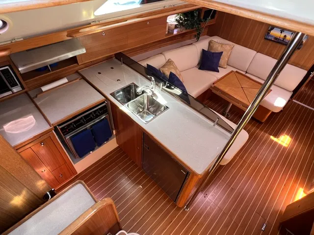 2010 Catalina 445