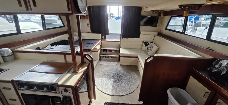 1985 .Carver 36 Mariner