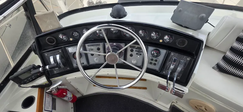 1985 .Carver 36 Mariner