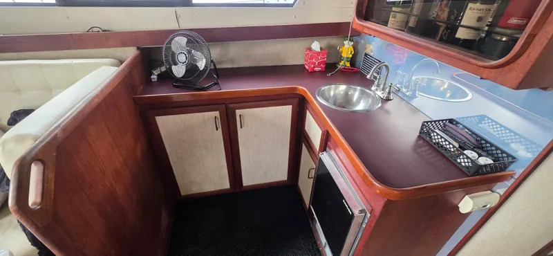 1985 .Carver 36 Mariner