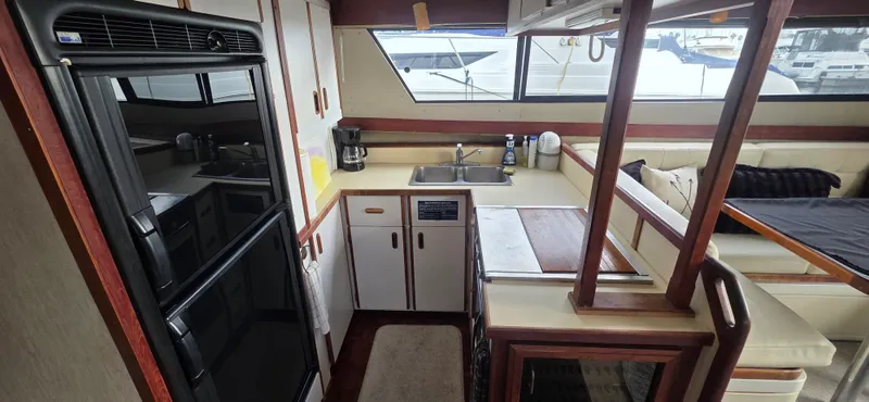 1985 .Carver 36 Mariner