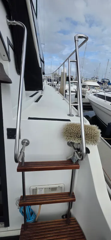 1985 .Carver 36 Mariner
