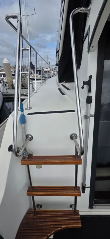 1985 .Carver 36 Mariner